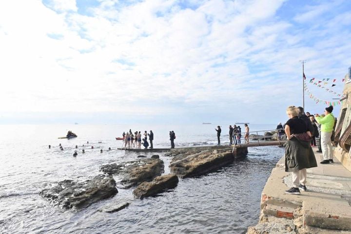Tuffo di Befana, bagno in mare al Gabbiano di Ardenza. Presenti anche i soccorritori della Fisa (Foto Novi)