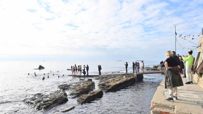 Tuffo di Befana, bagno in mare al Gabbiano di Ardenza. Presenti anche i soccorritori della Fisa (Foto Novi)