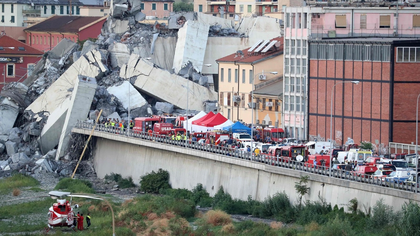 Soccorritori al lavoro sul luogo del disastro a Genova (Lapresse)