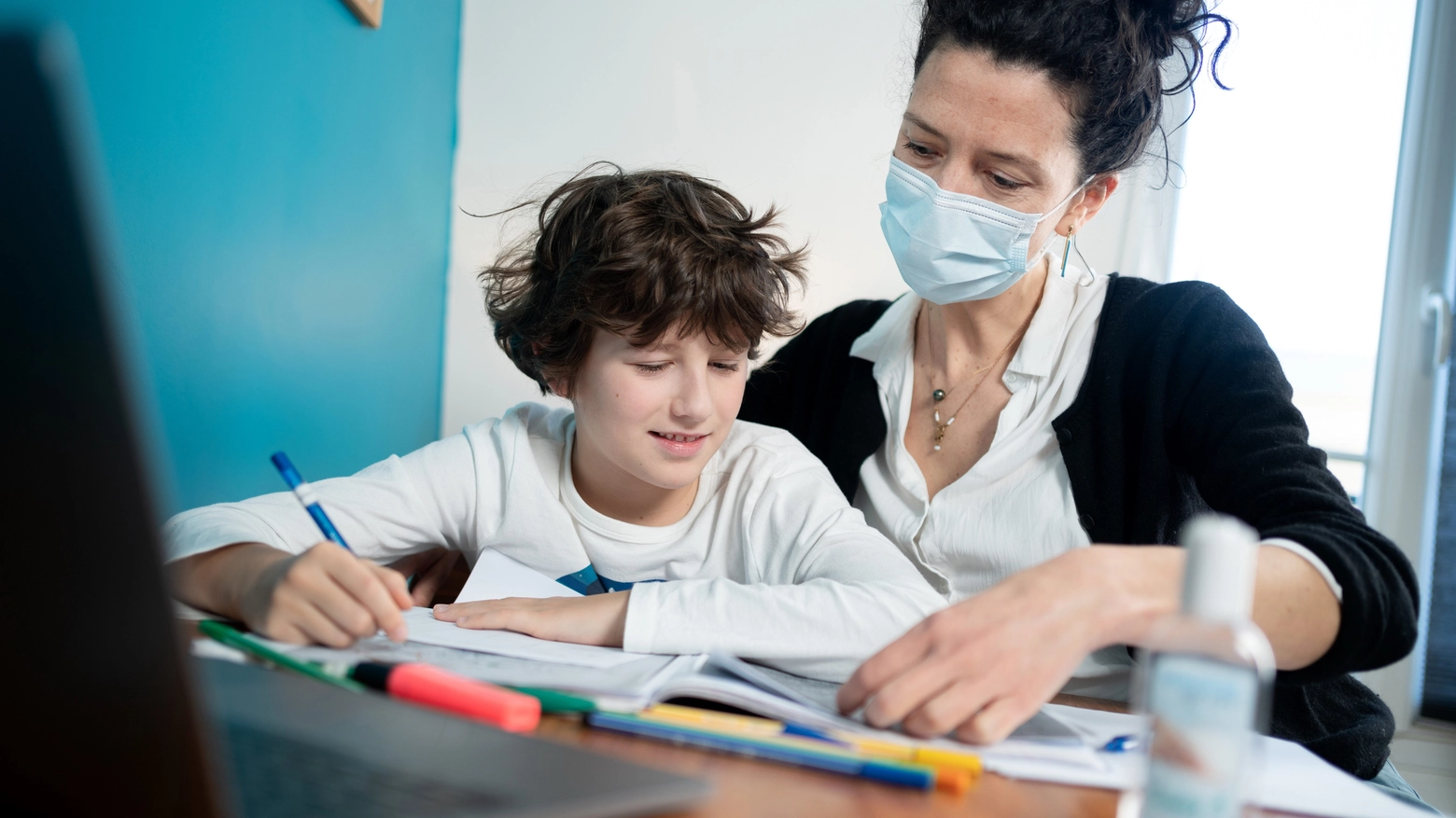 Mamma e figlio durante i compiti nell'era del Coronavirus 