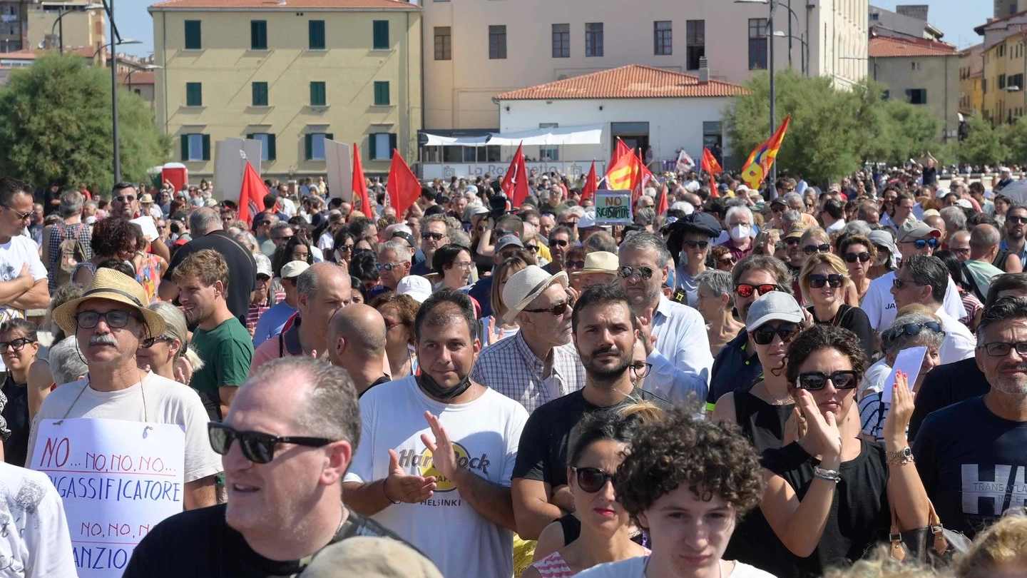 La protesta in piazza Bovio
