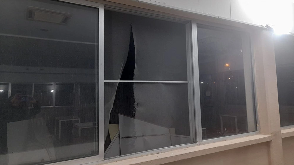 I ladri hanno rotto questa finestra per entrare nel ristorante "Scacco matto" nel giorno di chiusura (Foto Lanari)