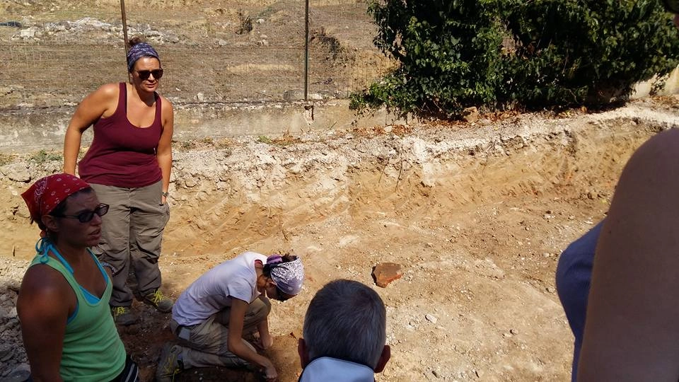 Archeologi impegnati negli scavi (foto repertorio)