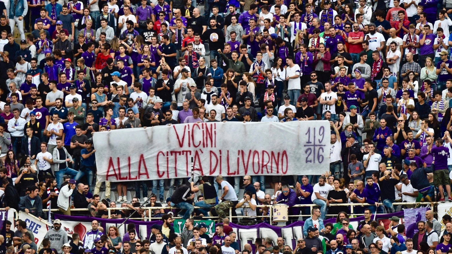Lo striscione esposto dai tifosi della Fiorentina in 'Curva Fiesole'