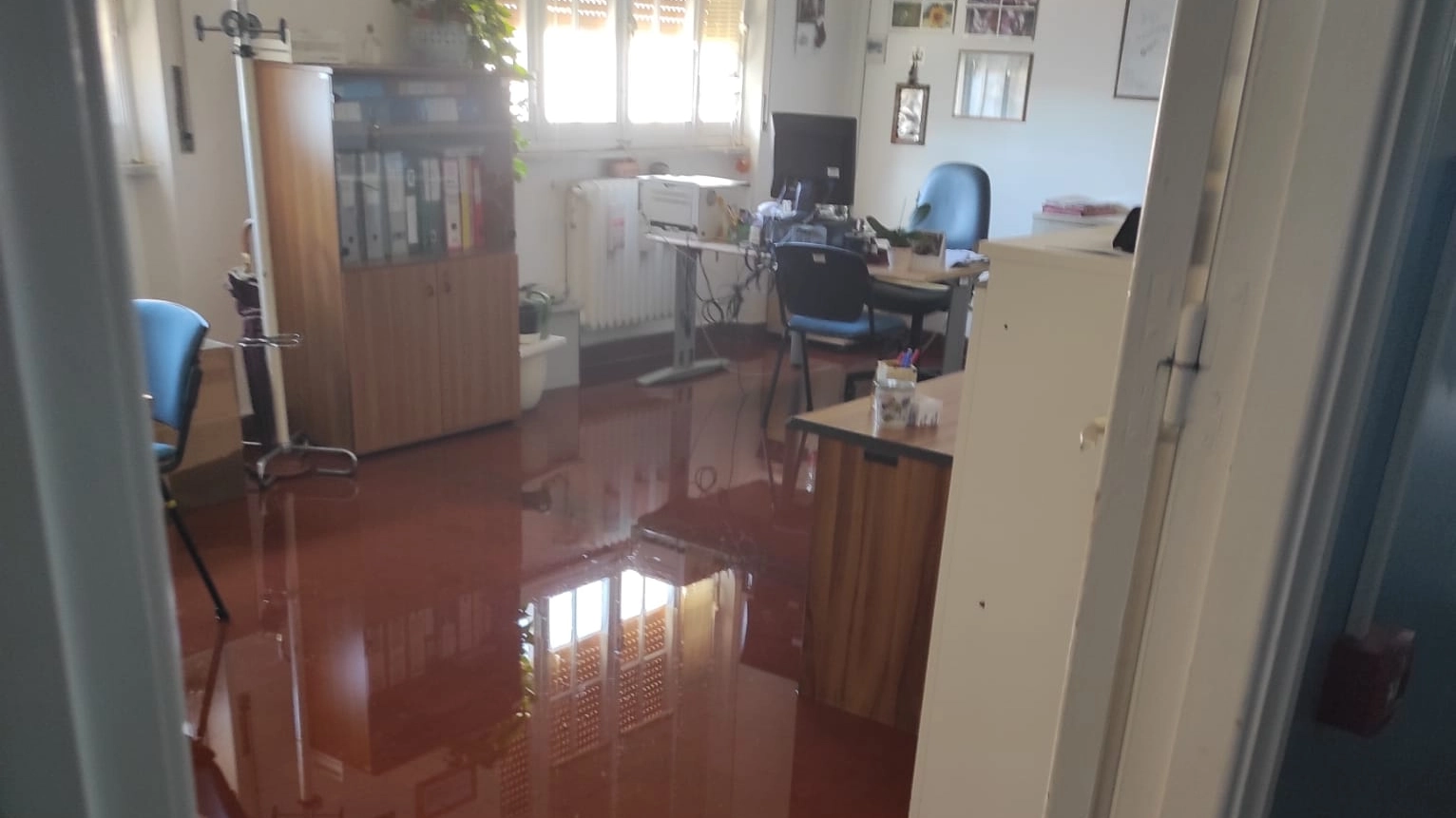 Il pavimento allagato nei locali amministrativi dell'ospedale di Livorno