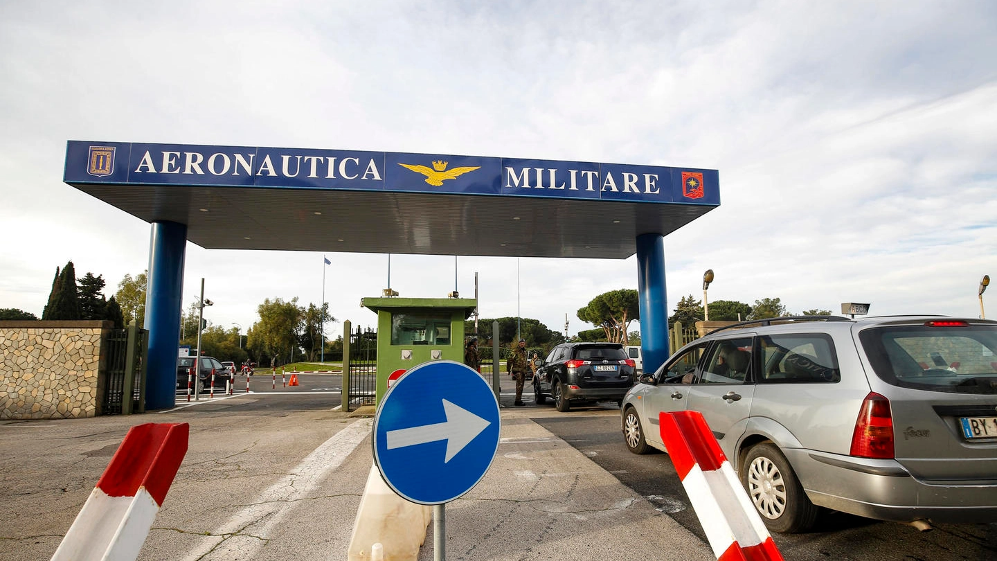 L'entrata dell'aeroporto militare di Pratica di mare (Ansa)