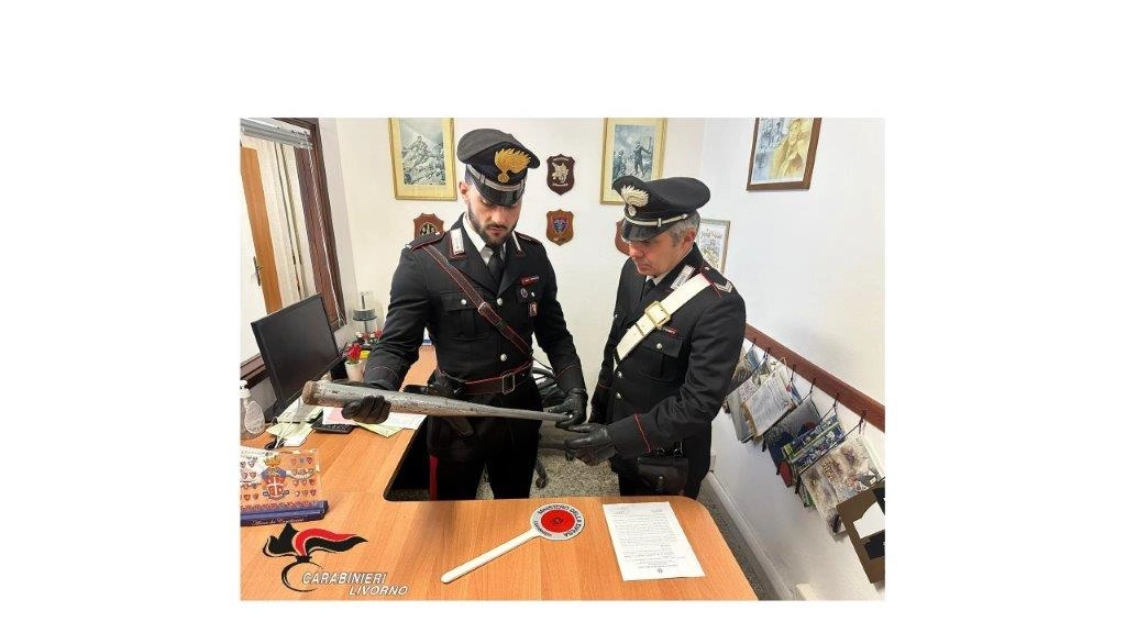 I carabinieri con la mazza da baseball sequestrata