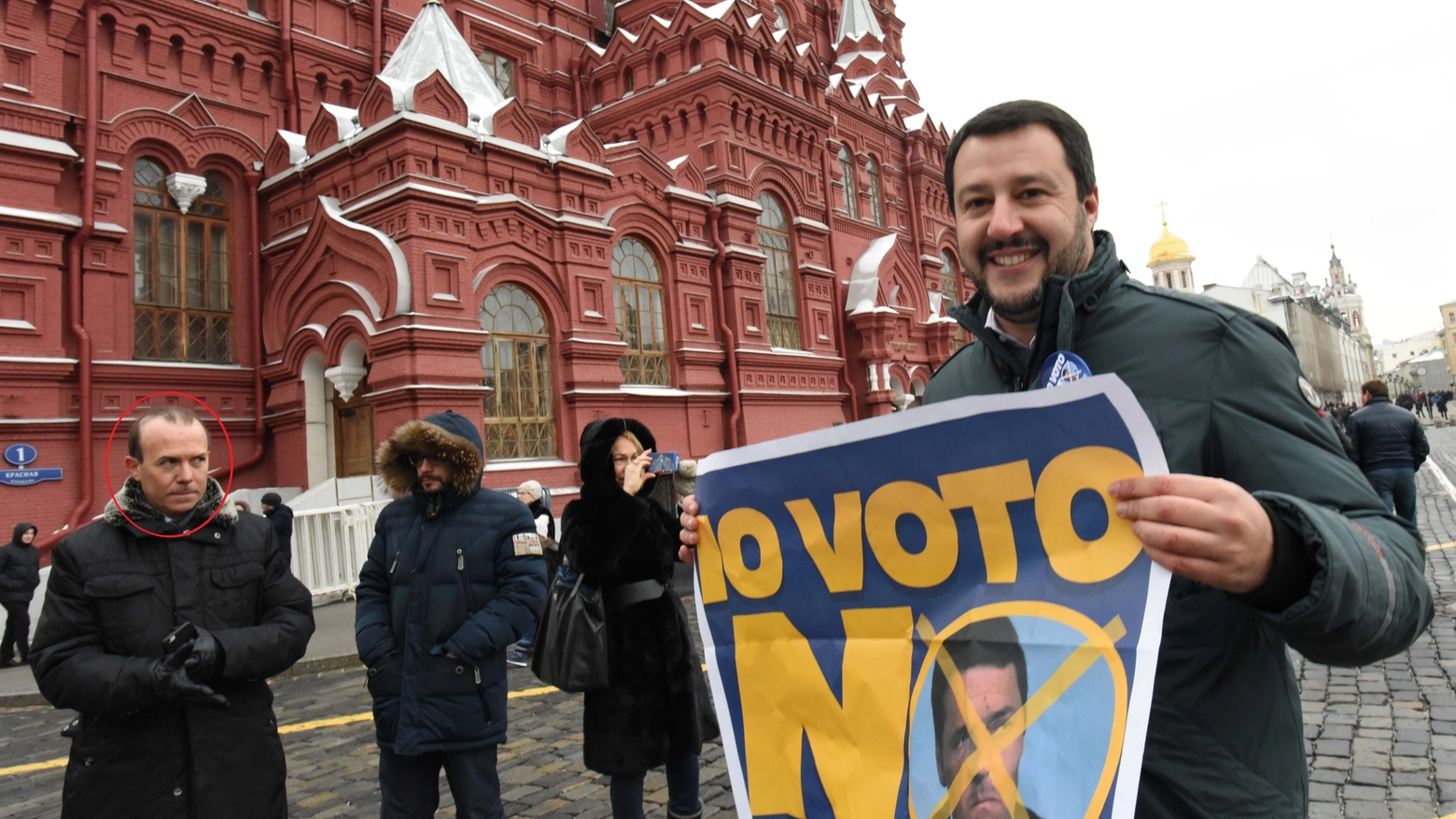 Savoini (nel tondo) con Salvini sulla Piazza Rossa a Mosca (LaPresse)