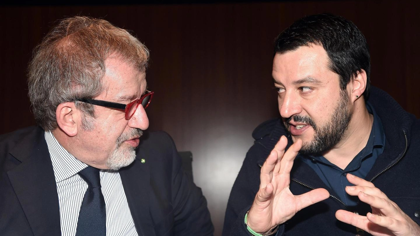 Il segretario della Lega Salvini con il presidente della Regione Maroni (Ansa)