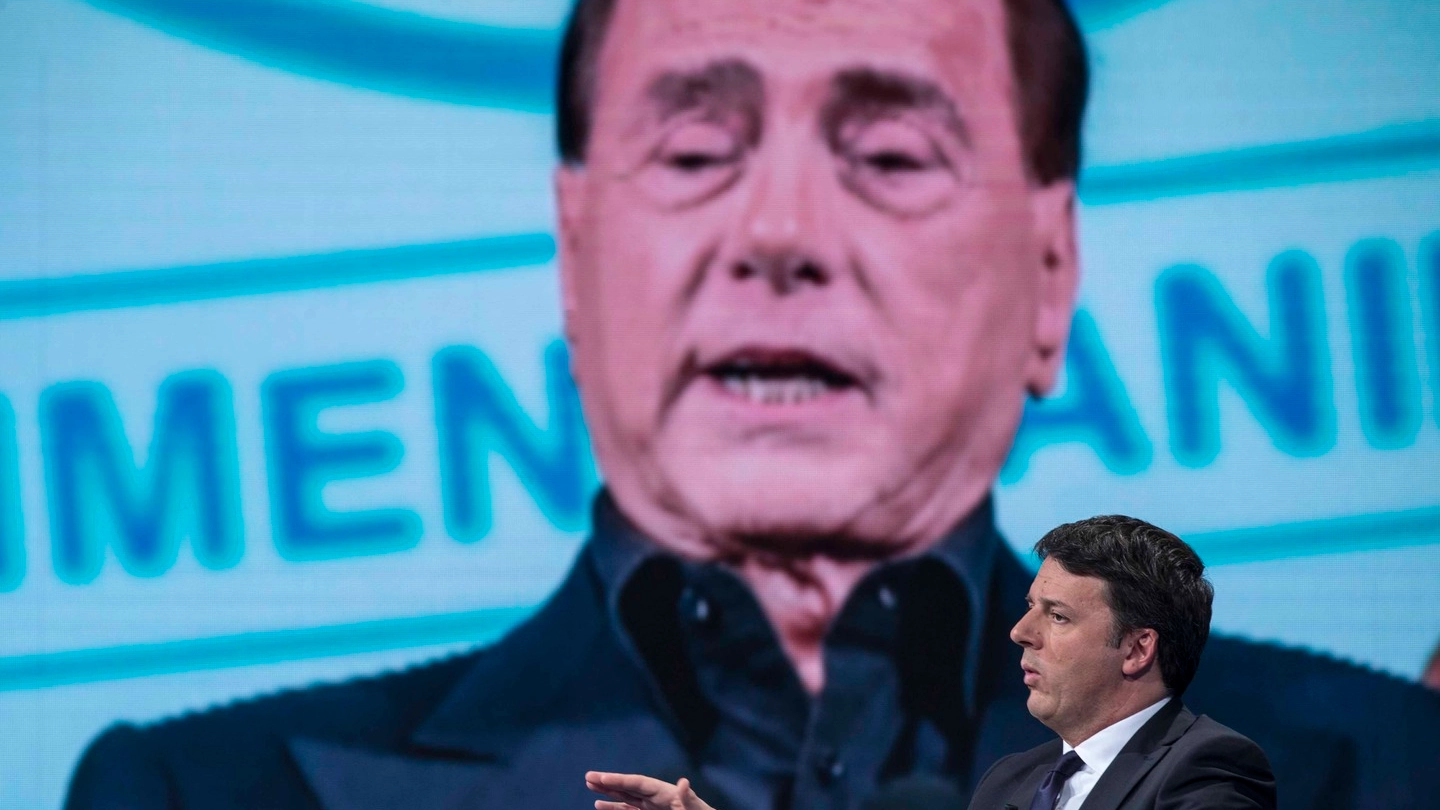 Matteo Renzi e, sullo sfondo, Silvio Berlusconi (ImagoE)
