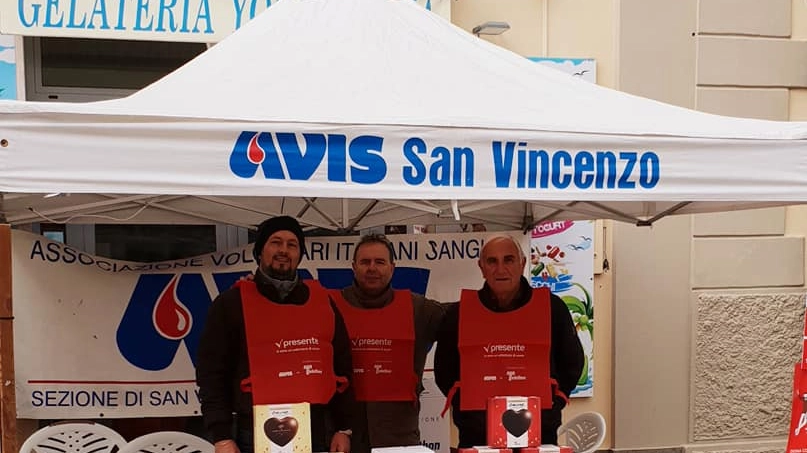 Volontari allo stand dell'Avis durante una manifestazione pubblica a San Vincenzo