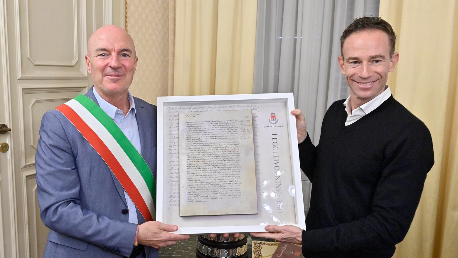 Tennis: quarantasette anni dopo, il prestigioso trofeo torna in Italia. Labronico doc, lo sportivo è stato accolto in Comune da campione per celebrare la vittoria
