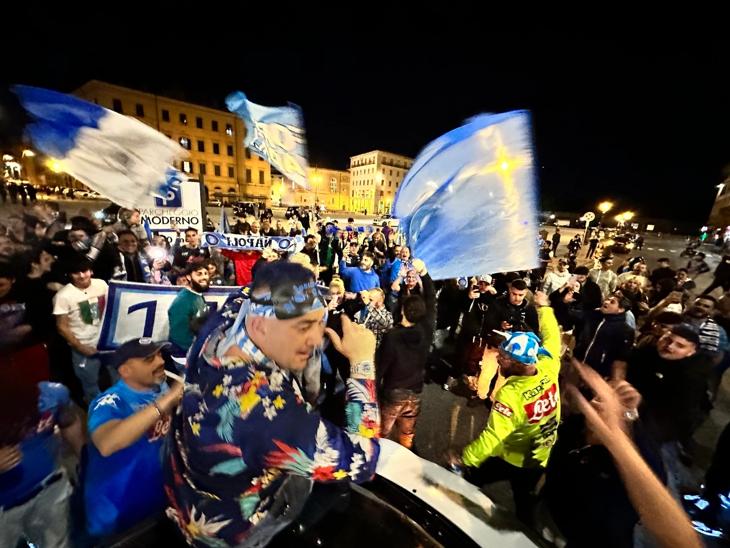 Piazza della Repubblica festeggiamenti tifosi Napoli ￼
