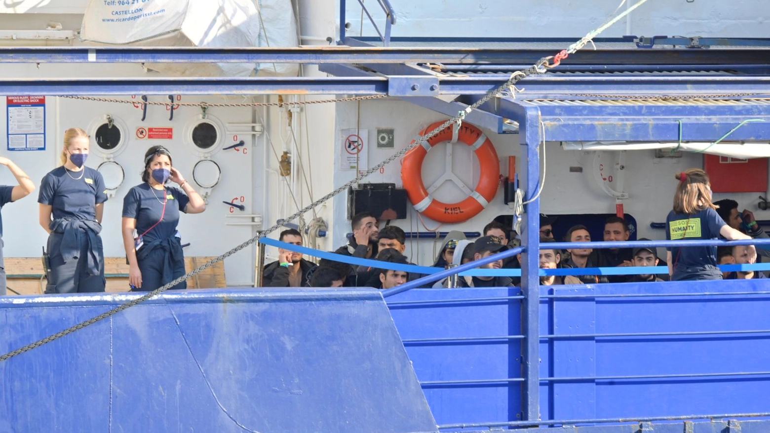 <p>Migranti, la “Sos Humanity” in porto a Livorno: sulla nave anche 9 ragazzi / <a href="https://www.iltelegrafolivorno.it/cronaca/migranti-nave-humanity-livorno-71d8862e"><strong>Foto</strong></a> / <a href="https://www.iltelegrafolivorno.it/cronaca/larrivo-della-nave-ong-a-livorno-egeihv0a"><strong>L'arrivo della nave (video)</strong></a> / <a href="https://www.iltelegrafolivorno.it/cronaca/i-migranti-ringraziano-video-di-francesco-ingardia-q0umf4h3"><strong>I migranti sbarcano e pregano (video)</strong></a> / <a href="https://www.iltelegrafolivorno.it/cronaca/nave-dei-migranti-a-livorno-parla-il-sindaco-salvetti-video-di-francesco-ingardia-fn0x5ahm"><strong>Il sindaco Salvetti (video)</strong></a> / <a href="https://www.iltelegrafolivorno.it/cronaca/lassessore-raspanti-video-di-francesco-ingardia-i234g9mu"><strong>L'assessore Raspanti (video)</strong></a> /</p>