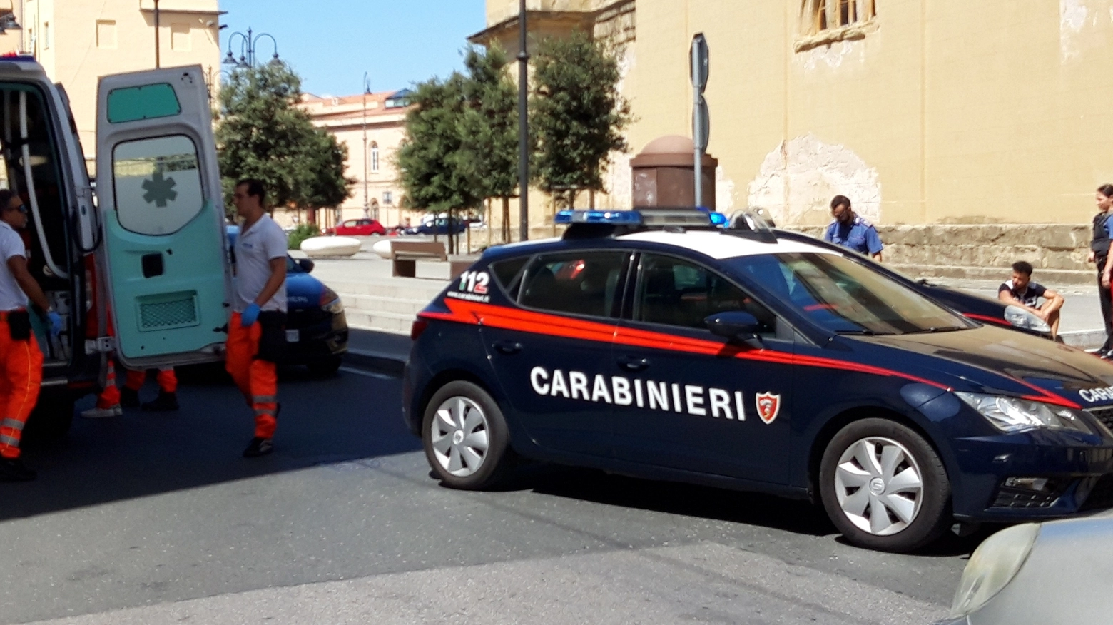 Carabinieri e ambulanza per l'intervento dopo la rissa dell'altro giorno in centro