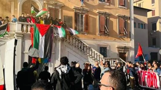 Nella manifestazione sono stati scanditi anche slogan contro Israele e la Nato. La reazione dell’Unione Associazioni Italia-Israele: "Grave prevaricazione. Il sindaco la condanni"