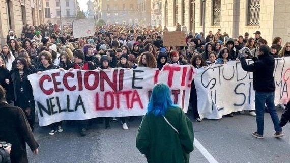 Livorno, i rappresentanti degli studenti dei licei Cecioni ed Enriques hanno scritto un documento di protesta. Contestato anche il numero chiuso alle superiori con il più alto numero di alunni: “Ecco la nostra lotta”