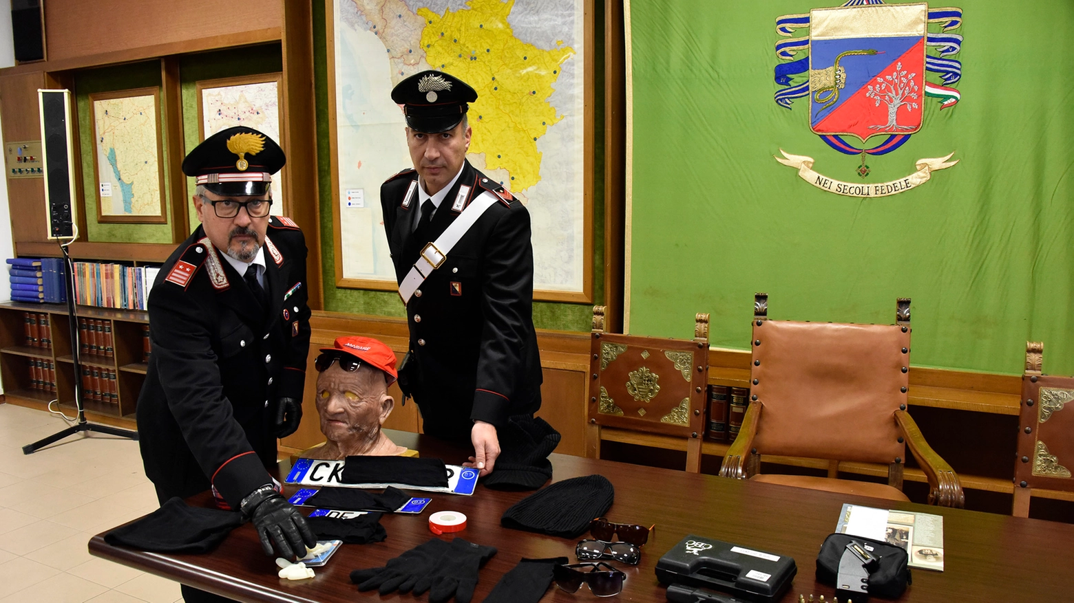 Carabinieri mostrano le armi sottratte ai rapinatori