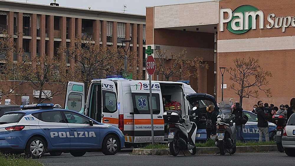 L'ambulanza nel parcheggio (Foto Lanari)