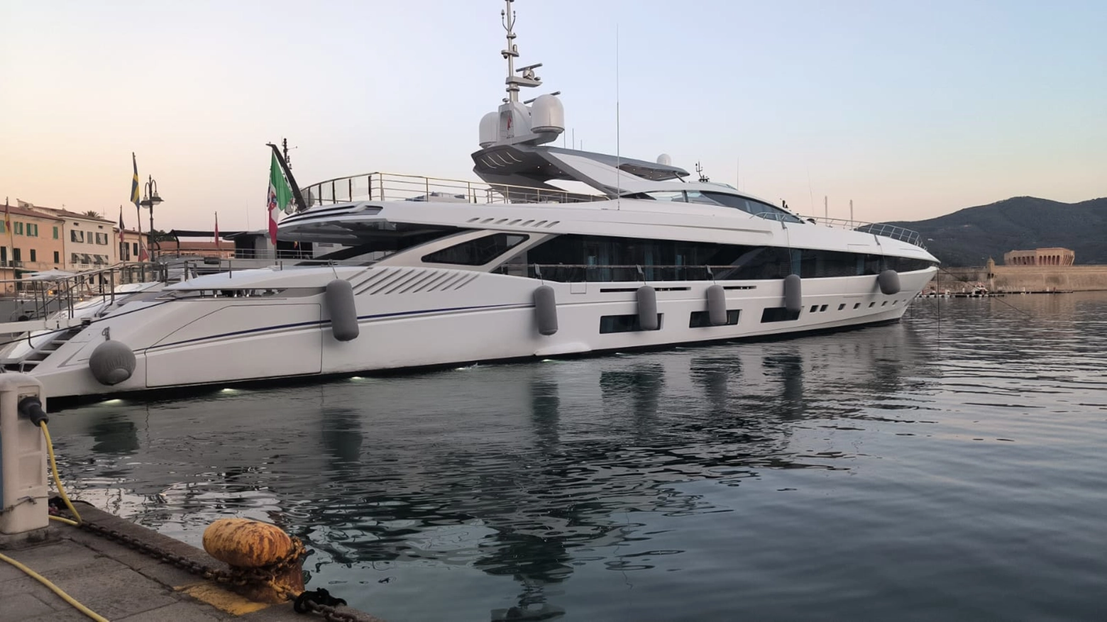 Lo yacht “El Leon” di proprietà di Massimo Zanetti è ormeggiato a Portoferraio