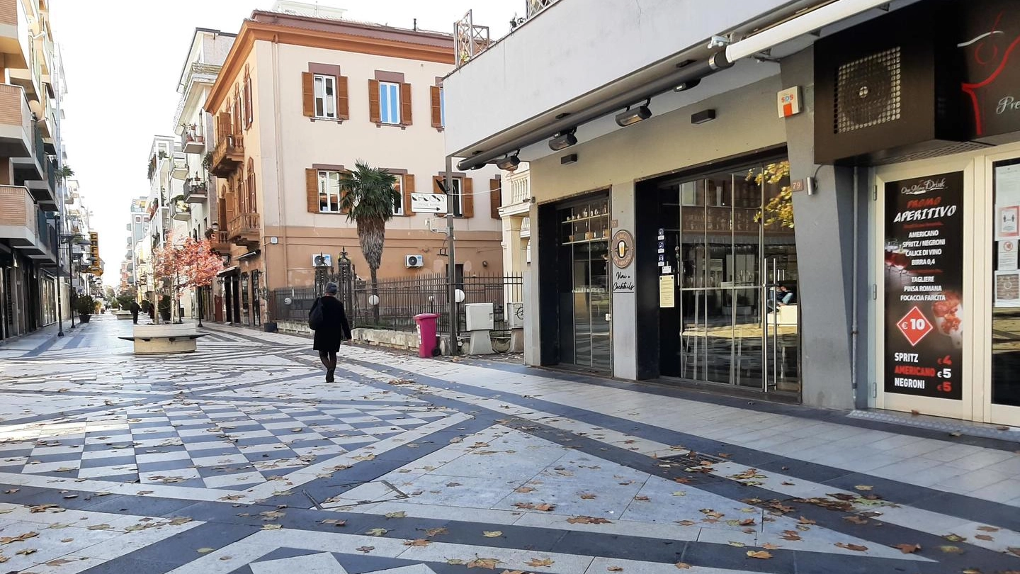 Piazza Muzii deserta dopo l'ordinanza che ha inserito l'Abruzzo in zona rossa (Ansa)