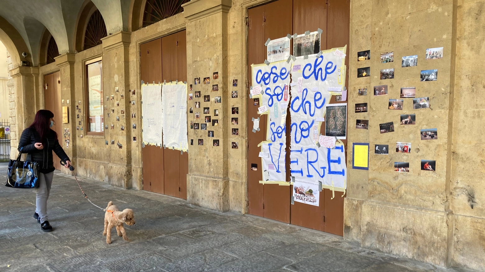 Manifesti e foto sull'ingresso del Teatro Goldoni
