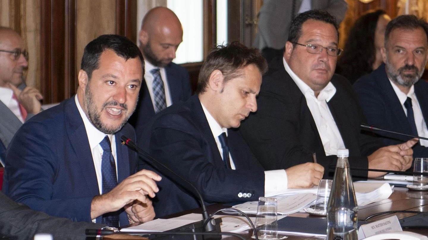 Matteo Salvini, affiancato da Armando Siri, al tavolo con la parti sociali (Ansa)