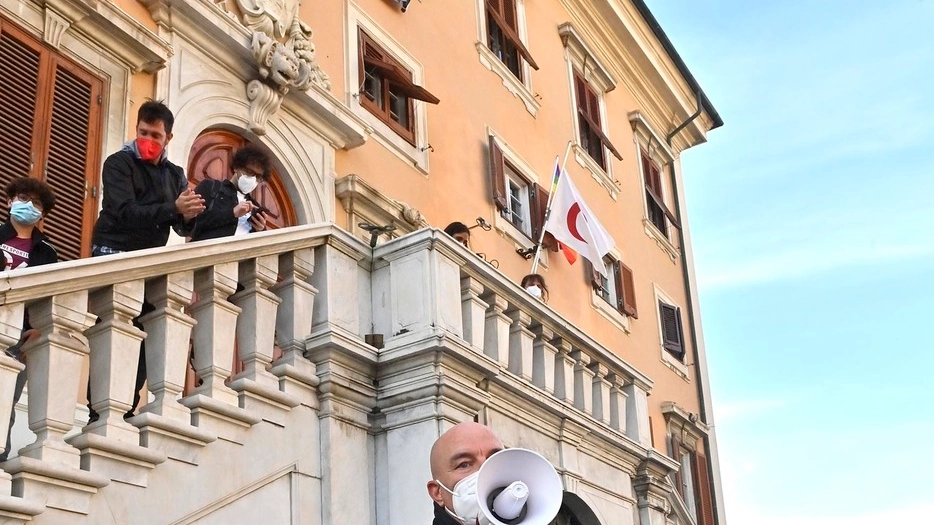 Il sindaco Salvetti alla manifestazione dei tifosi del Livorno