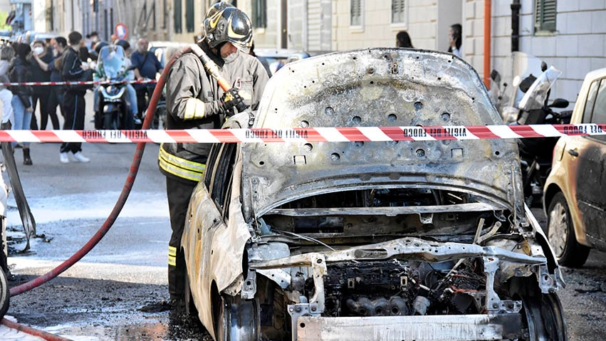 L'auto incendiata (Foto Novi)
