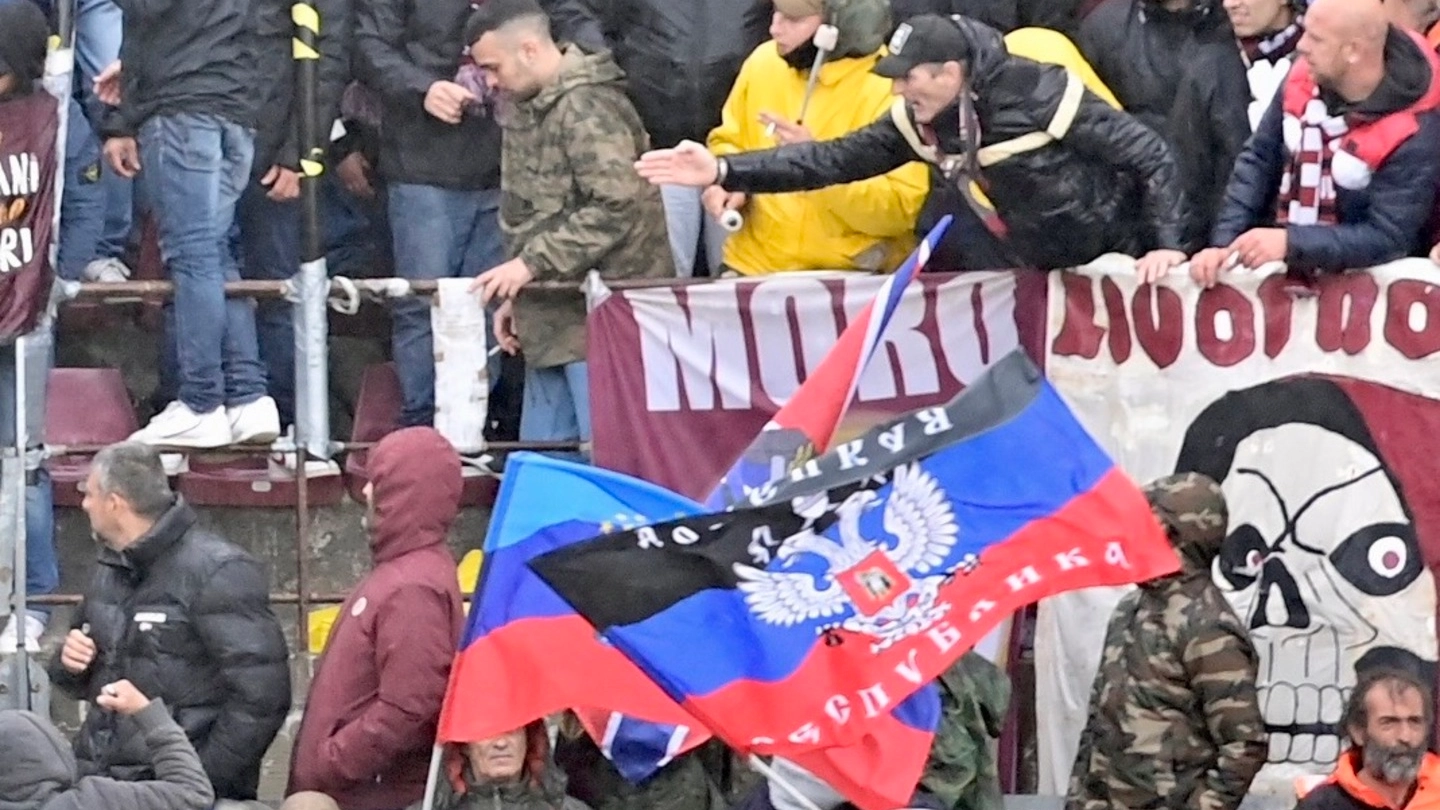 Le bandiere filo russe allo stadio Picchi. Sconcerto per il gesto 