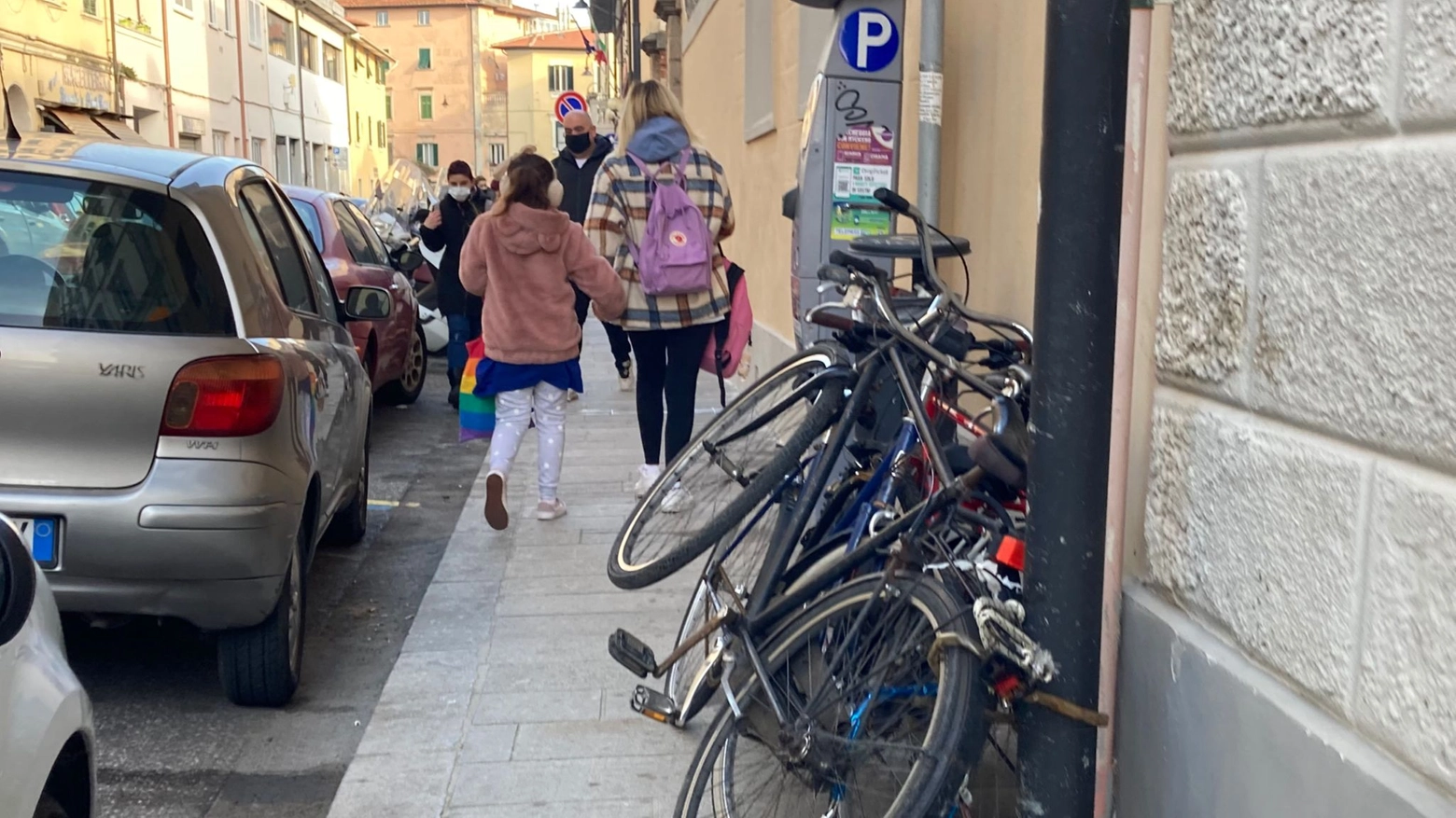 Biciclette sul marciapiede in via Carlo Bini (Foto Novi)