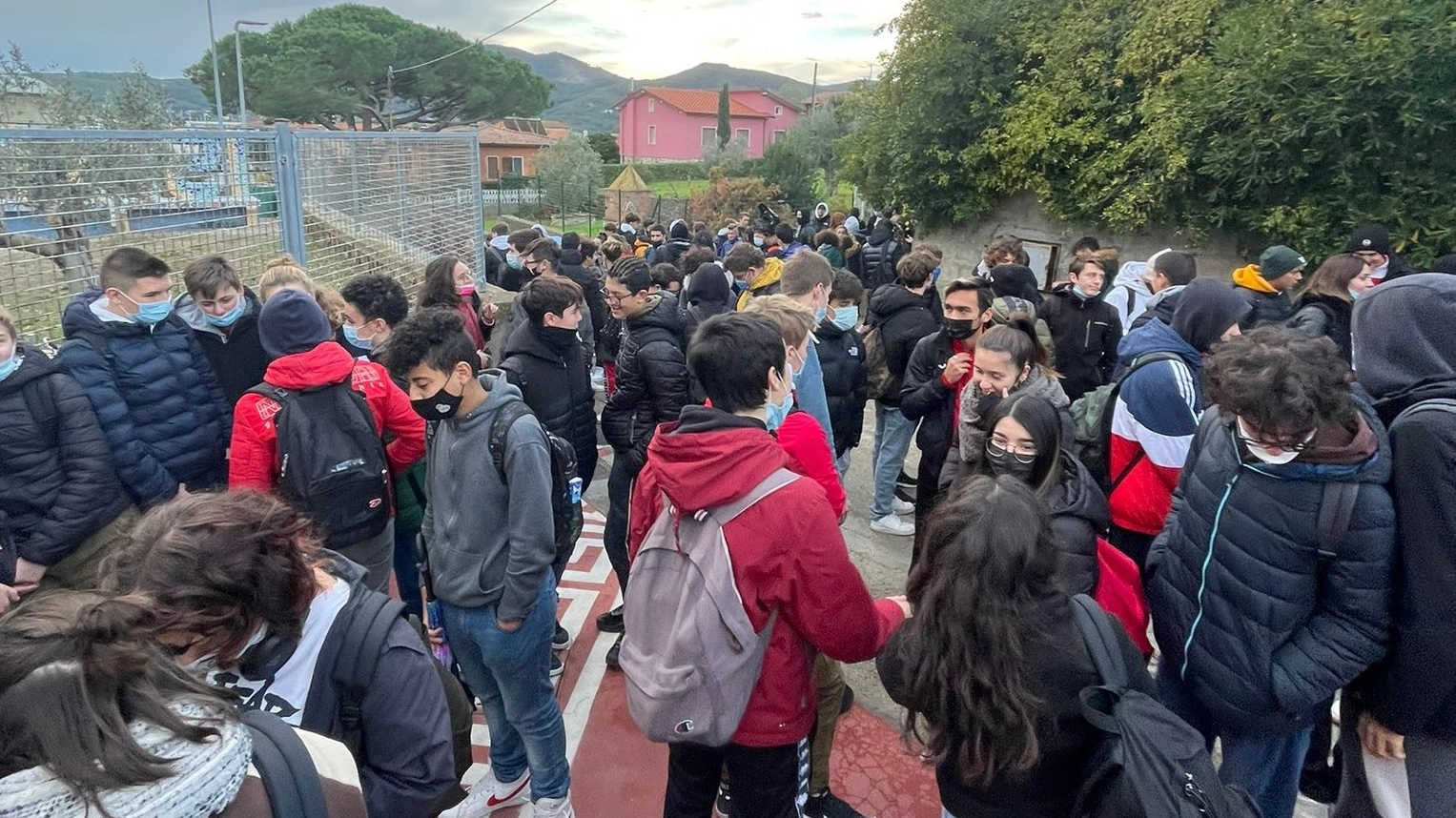 La protesta degli studenti del 'Foresi' davanti al plesso di Concia di Terra