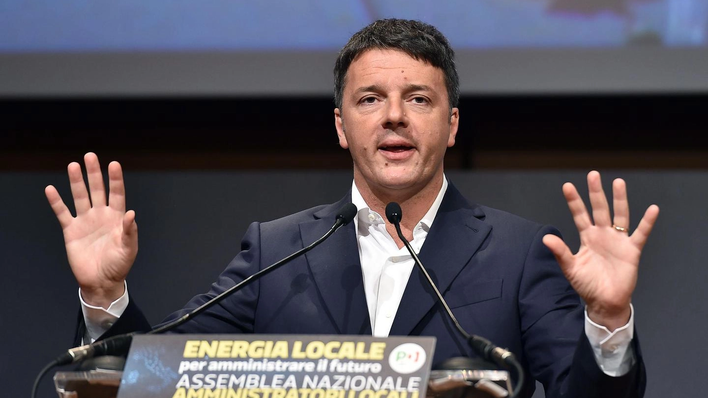Matteo Renzi sul palco del Lingotto a Torino (Ansa)