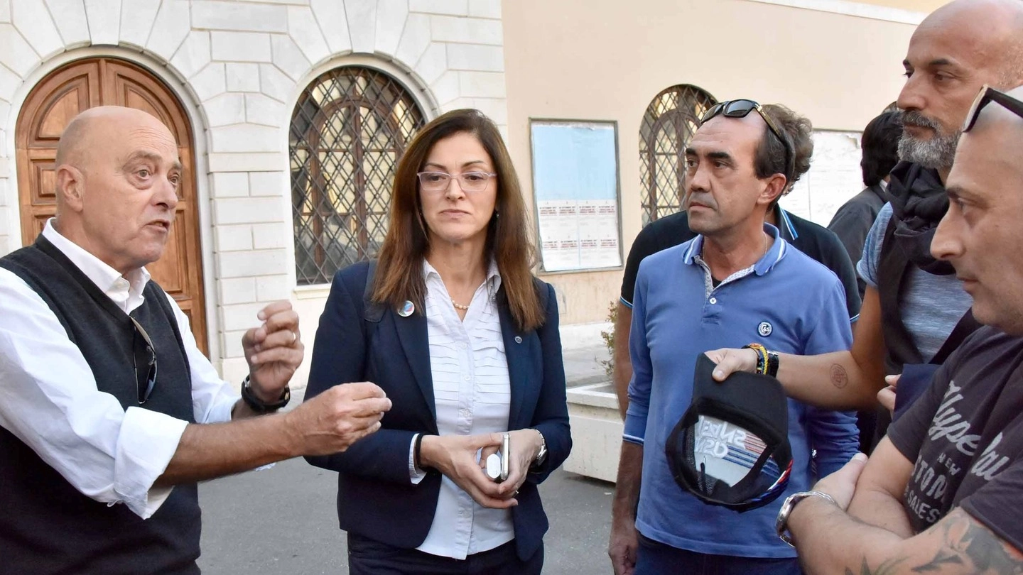 La senatrice Paola De Pin con alcuni rappresentanti di Vertenza Livorno, davanti al Comune