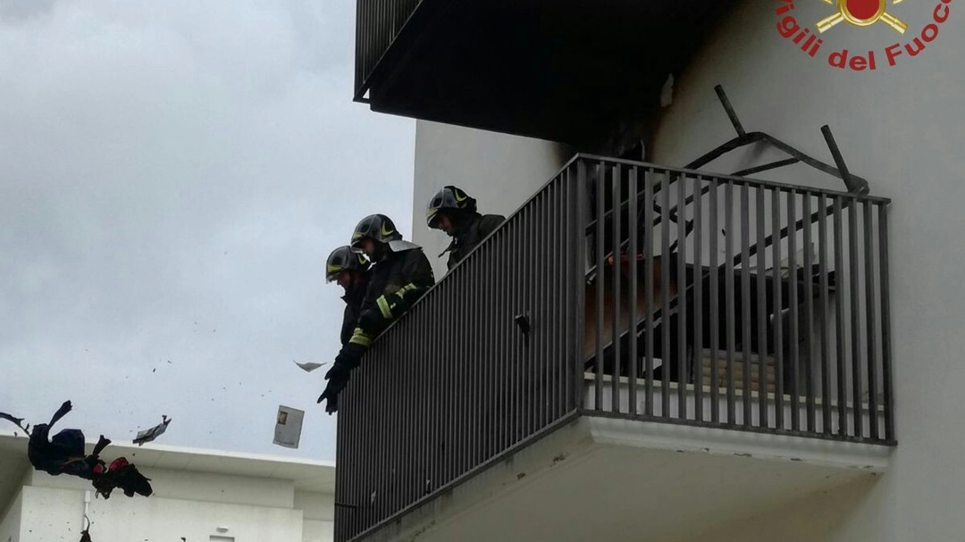 I vigili del fuoco sul terrazzo dell'appartamento
