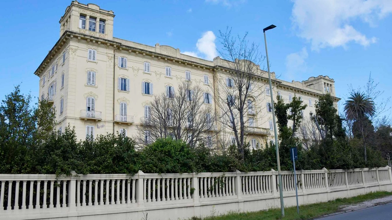 La facciata dell’ex Grand Hotel Corallo (Foto Novi)
