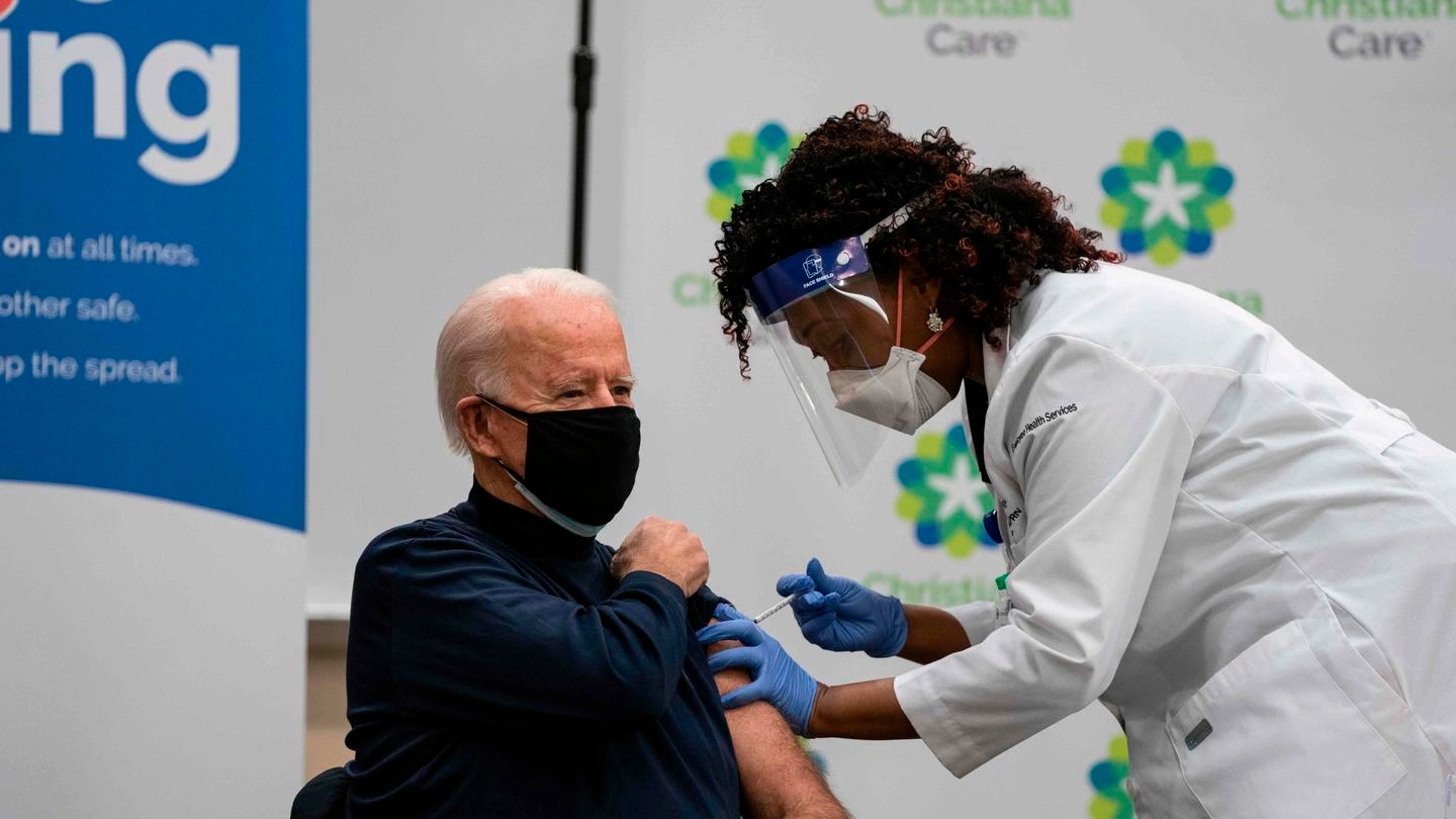 Joe Biden nel momento della vaccinazione anti-Covid (Ansa)