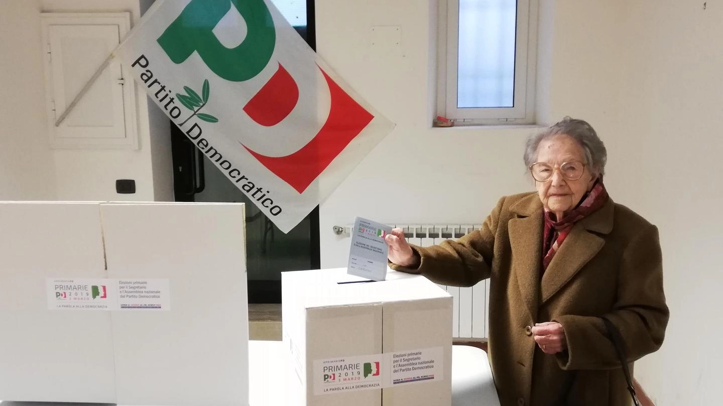 la signora Teresa, 104 anni, vota al seggio delle primarie del Pd a Carcare, nel Savonese