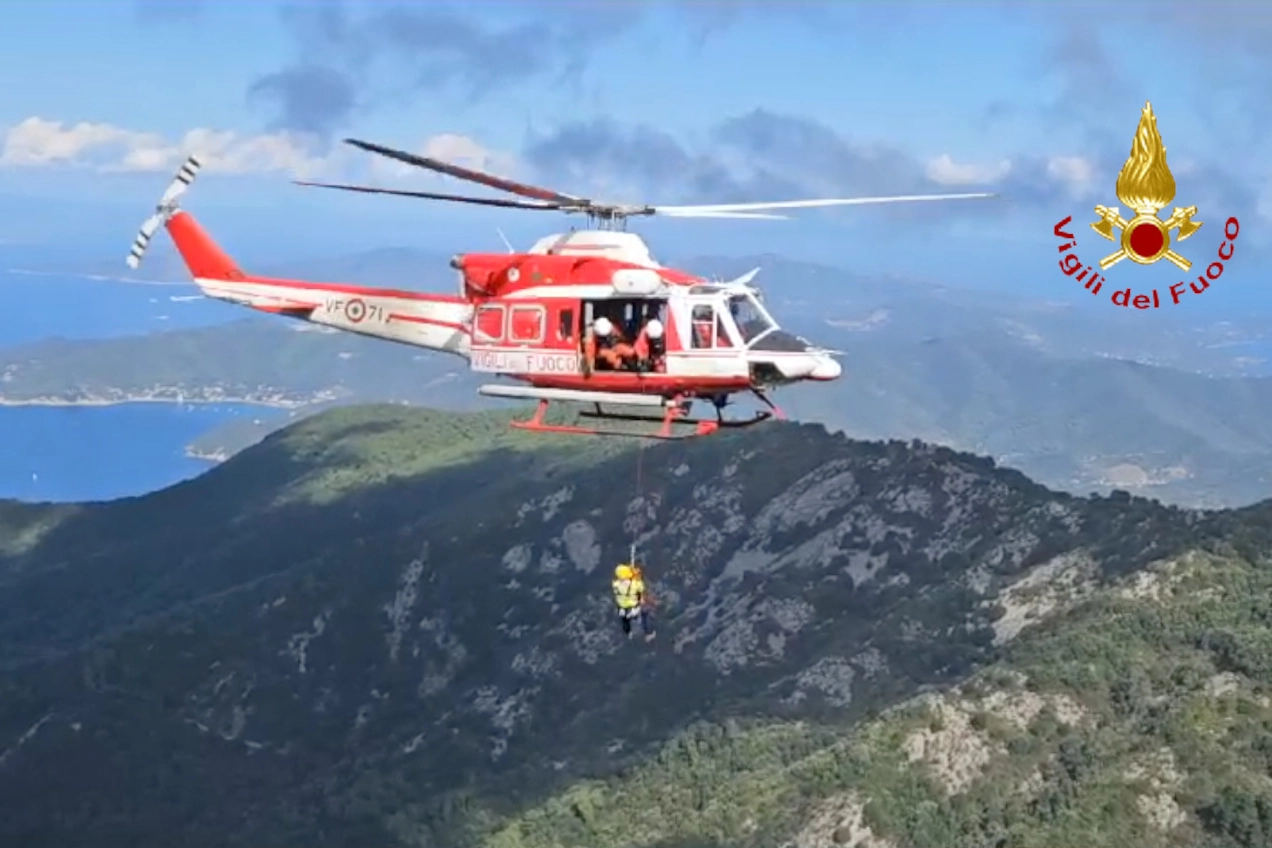L'elicottero dei vigili del fuoco sul Monte Capanne