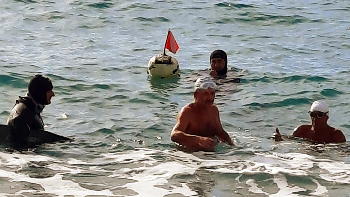 I 'Messaggeri del mare' Pierlugi Costa e Lionel Cardin in acqua a Cavoli