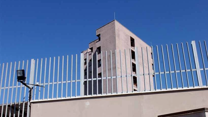 L'esterno del carcere di Livorno