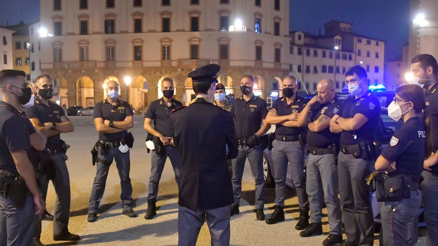 Controlli in piazza della Repubblica (foto Novi)