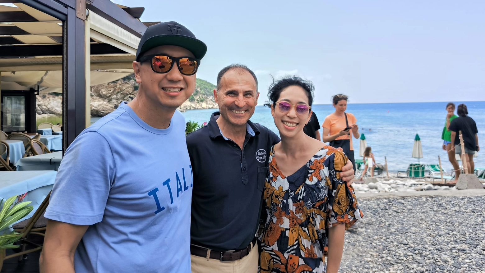 Ann Miura-Ko insieme con il marito Alberto-Ko e Attilio Adriani, titolare del ristorante "Capo Nord" a Marciana Marina (Foto di Valerie Pizzera)
