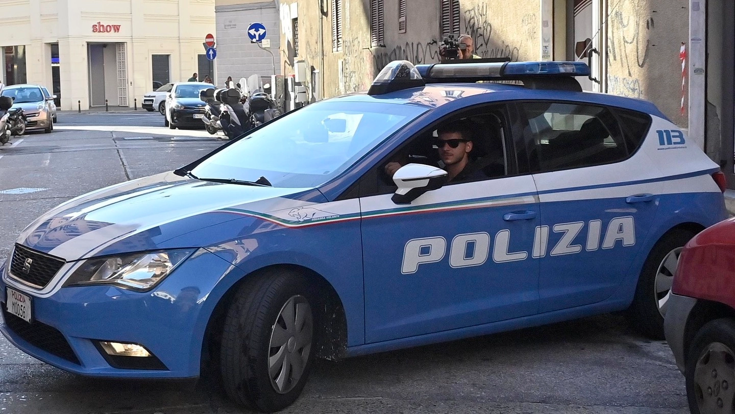 La polizia in centro a Livorno dove la donna era scesa con il bambino quando disperata cercava soccorso