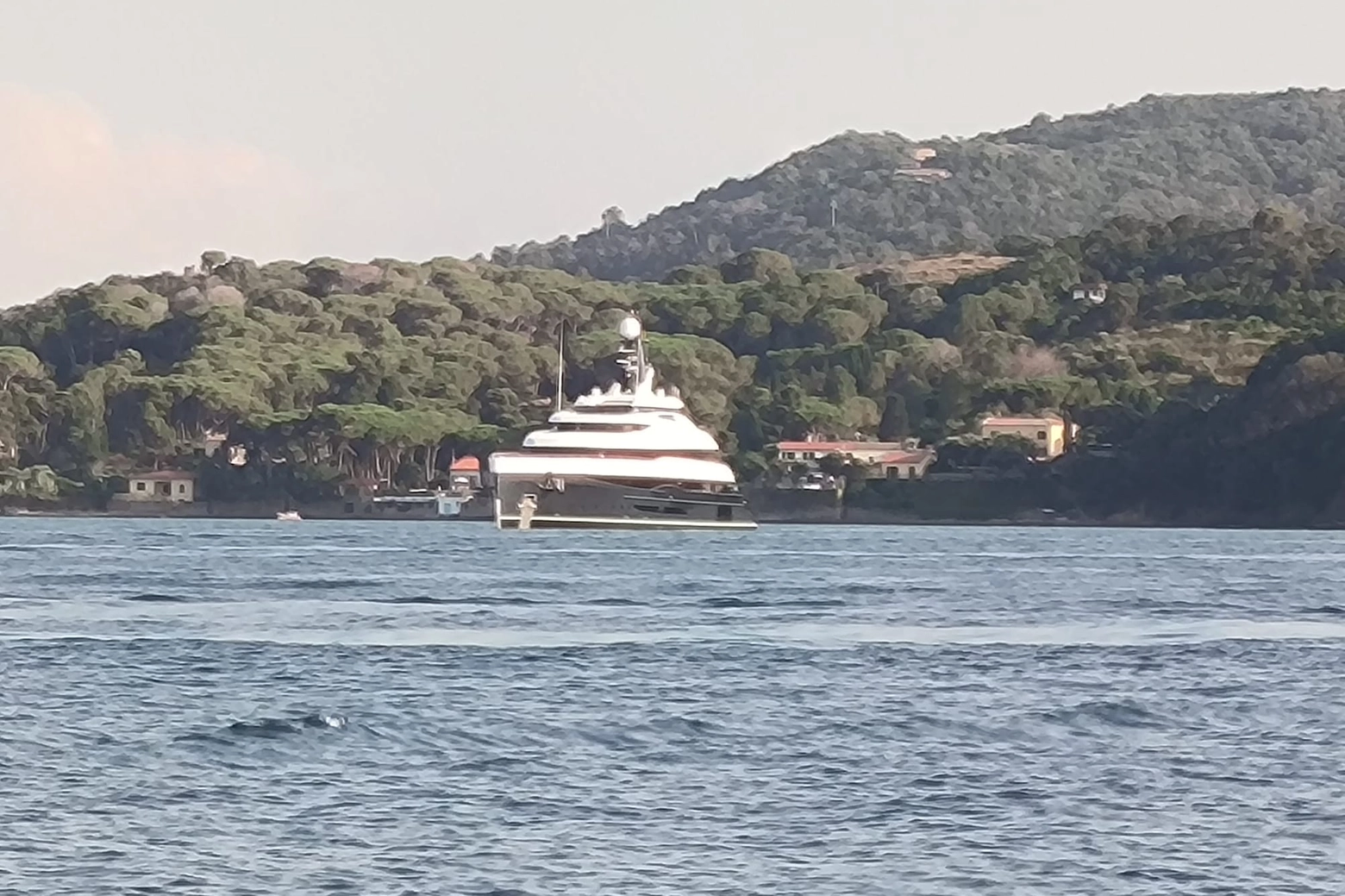 Lo yacht di Michael Jordan nelle acque dell'Elba (Foto di Valerie Pizzera)