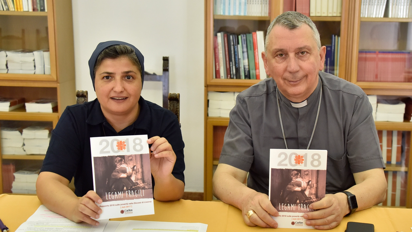 Il vescovo Simone Giusti e suor Raffaella Spiezio (Foto Novi)