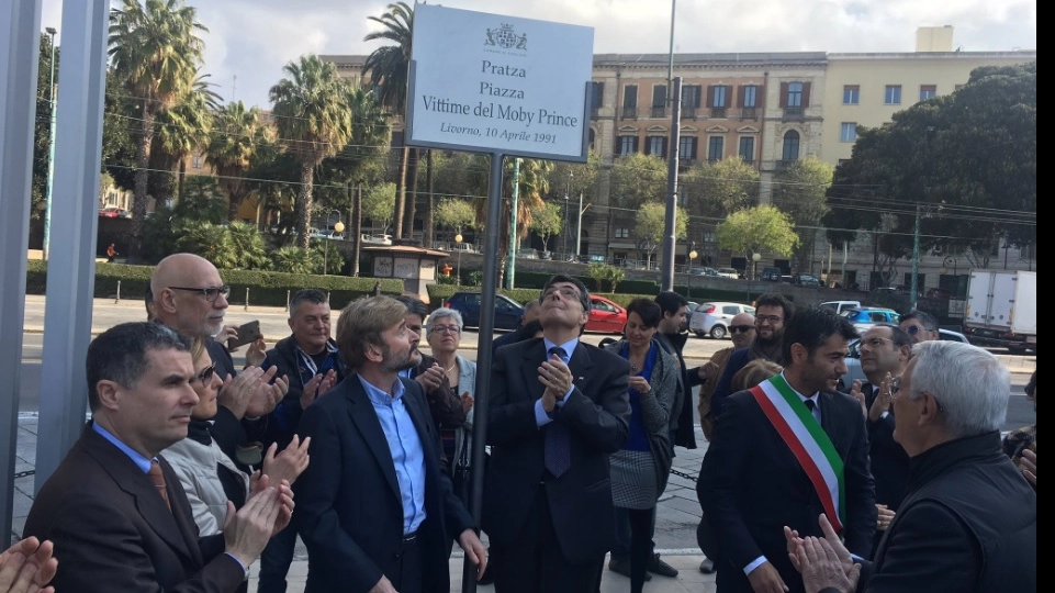 La cerimonia di intitolazione della piazza "Vittime del Moby Prince" a Cagliari