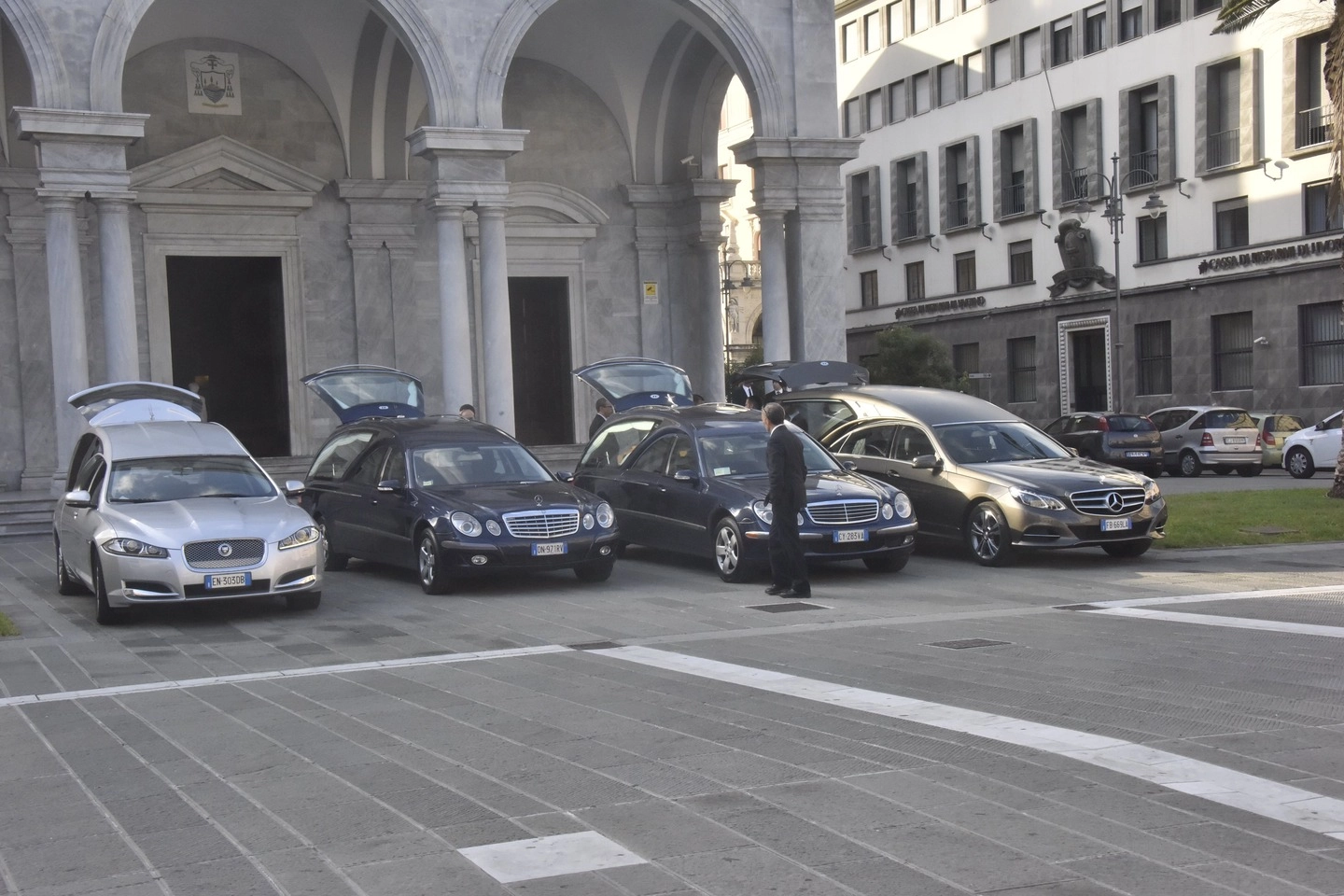 Le bare della famiglia Ramacciotti sono arrivate in Duomo per i funerali 