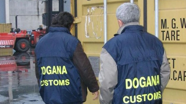 Funzionari dell'Agenzia delle Dogane (foto di repertorio)