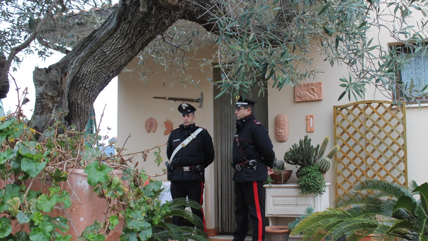 I carabinieri all’ingresso della villetta